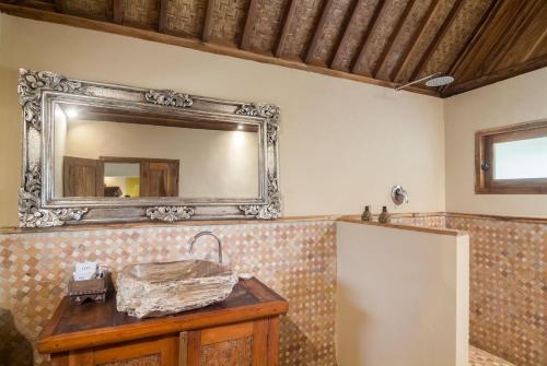 吉利阿尔杜尔彻马累度假村假日公园的一间带镜子和木桌的浴室