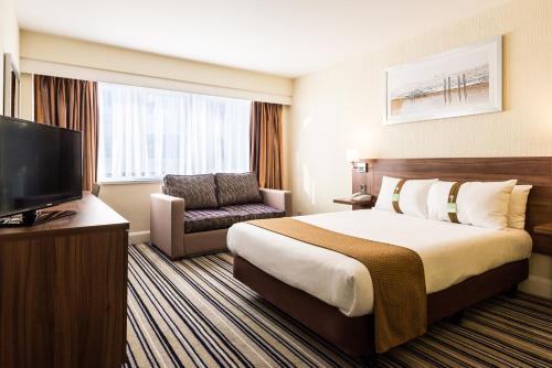 布莱顿霍夫假日布莱顿海滨酒店的配有一张床和一台平面电视的酒店客房