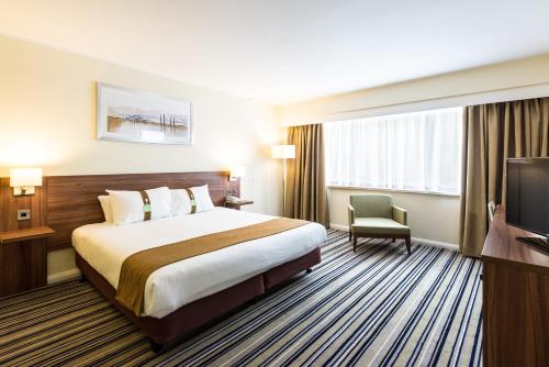 布莱顿霍夫假日布莱顿海滨酒店的酒店客房,配有床和电视