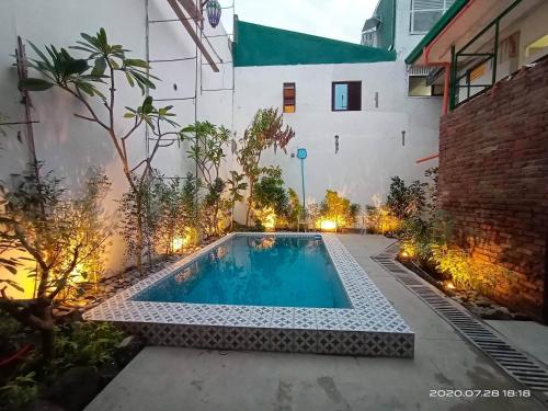 马尼拉Airport Hostel Manila的后院的游泳池