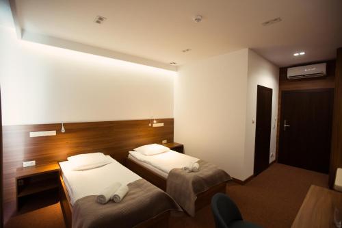 Stara BlotnicaHotel Rubin的酒店客房,设有两张床和镜子