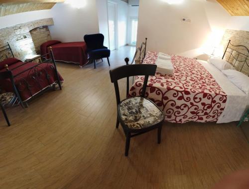 MiglionicoResidenza delle Grazie的一间卧室配有一张带红白毯子的床