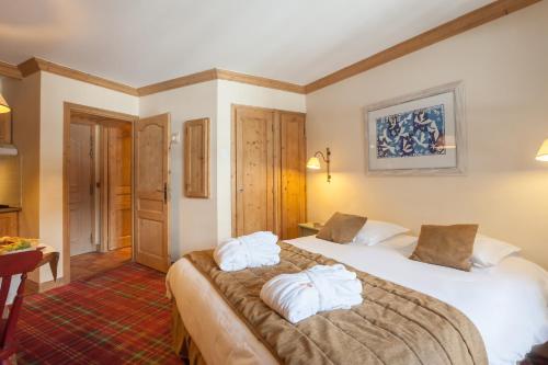 阿克1950阿克1950村皮埃尔优品假日酒店的酒店客房,配有两张带毛巾的床