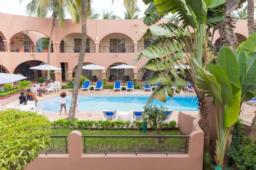达喀尔Airport Hotel Casino du Cap-vert的享有度假村游泳池的景致。
