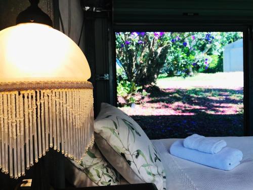 马莱尼Maleny Monet Studio的一间卧室配有床、灯和窗户
