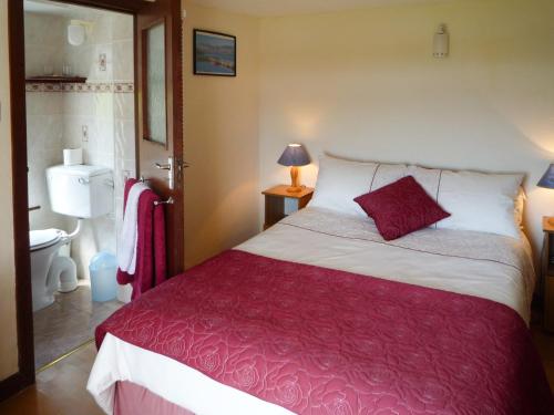 基利贝格斯Atlantic View Holiday Home Killybegs的一间带红色和白色床的卧室以及一间浴室。