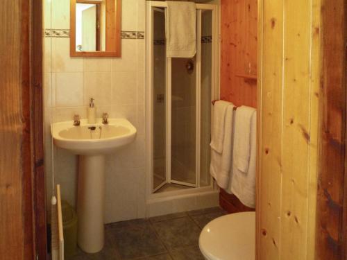 基利贝格斯Atlantic View Holiday Home Killybegs的一间带水槽和淋浴的浴室