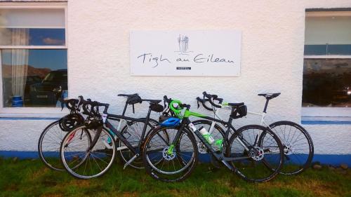 希尔代格Tigh an Eilean Hotel的停在大楼前的一群自行车