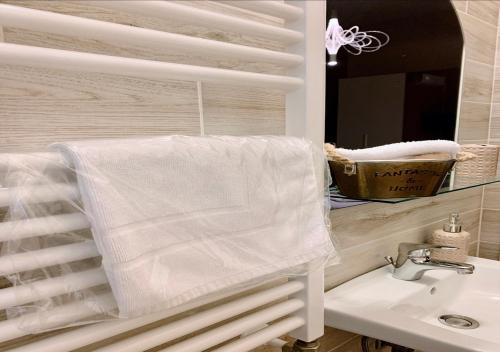 特拉尼Casa Angela - Trani的浴室水槽上挂着一条白色毛巾