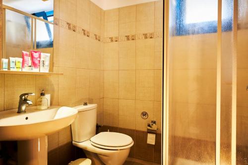 PlimmiriNerida Beachfront Villas的浴室配有卫生间、盥洗盆和淋浴。