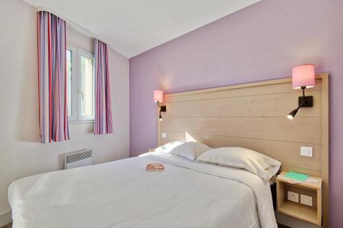 耶尔拉匹内德皮里埃瓦卡斯住宅酒店的卧室配有一张白色大床和紫色墙壁