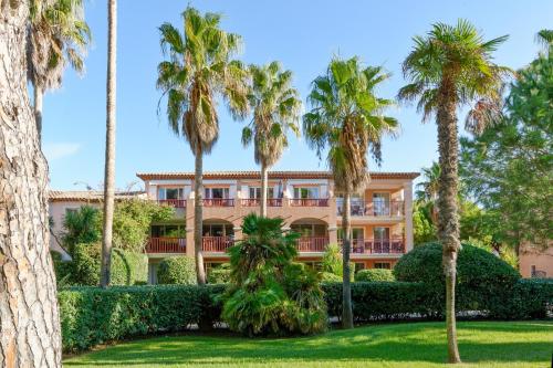 耶尔拉匹内德皮里埃瓦卡斯住宅酒店的一座棕榈树建筑