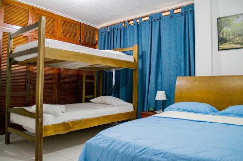 Hotel Ocean View客房内的一张或多张双层床