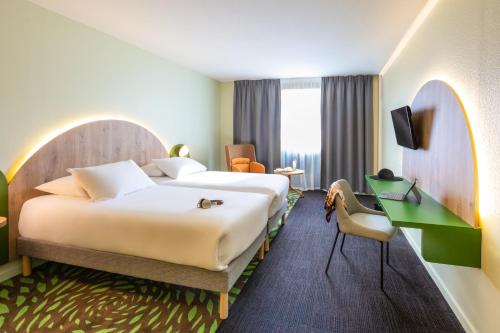 阿尔隆ibis Styles Arlon Porte du Luxembourg的配有一张床和一张书桌的酒店客房