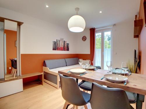 Saint-FonsStop Chez M Select Saga # Qualité # Confort # Simplicité的一间带桌椅和一张床的用餐室