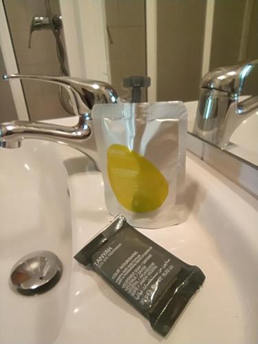 拉科鲁尼亚帕拉斯酒店的浴室水槽配有牙刷和肥皂
