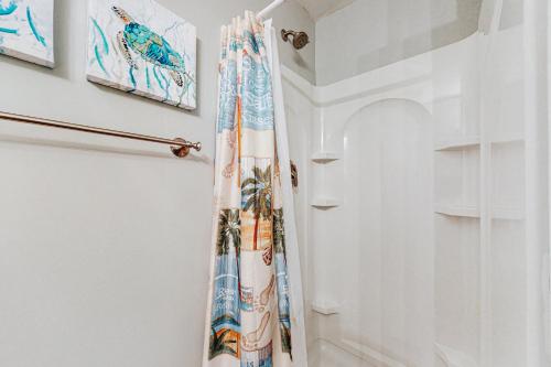 默特尔比奇Ocean Retreat & Villas的门旁带浴帘的浴室
