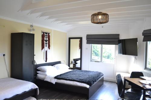 布莱顿霍夫Greenfield Lodge的一间卧室设有一张床和一间客厅。