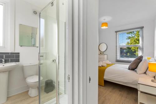 诺丁汉Jasmine Villa A - Ideal for QMC & Uni - Free parking的带淋浴的浴室和1间带1张床的卧室