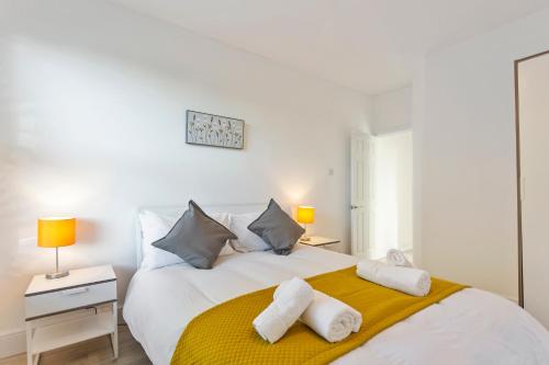 诺丁汉Jasmine Villa A - Ideal for QMC & Uni - Free parking的卧室配有带毛巾的大型白色床