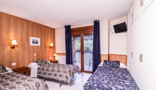 阿林萨尔角派朵索酒店的酒店客房设有两张床和窗户。