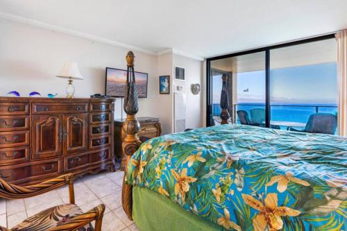 拉海纳Aston Mahana Kaanapali Beach Resort的一间卧室设有一张床和一个大窗户