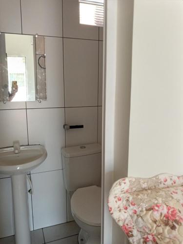 卡罗莱纳Quarto Suíte independente da casa com garagem的一间带卫生间和水槽的浴室