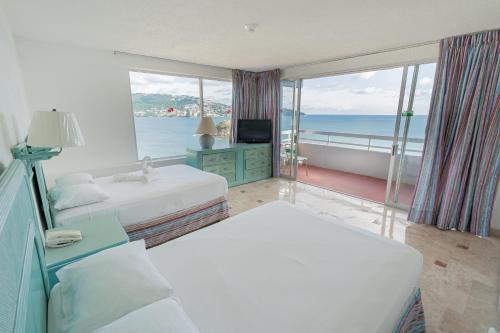 阿卡普尔科阿卡普尔科布拉亚套房的酒店客房设有两张床,享有海景。