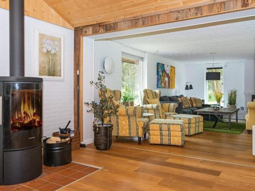 法贾德嘉德6 person holiday home in Ulfborg的客厅设有壁炉和沙发。