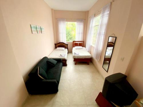 埃尔科莱希奥Villa Claudia - apartamento cómodo y tranquilo的客厅配有沙发和椅子