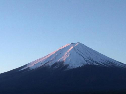 富士河口湖SAWA酒店的白雪覆盖的山,蓝天