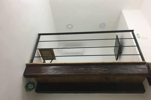科苏梅尔Studio Loft Cozumel的木架和刀子的玻璃柜