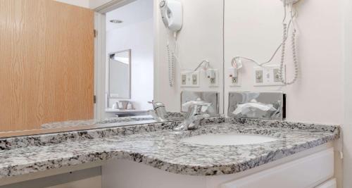 克里斯琴斯堡克里斯蒂安堡/布莱克斯堡温德汉姆麦克罗特酒店的一间带水槽和镜子的浴室