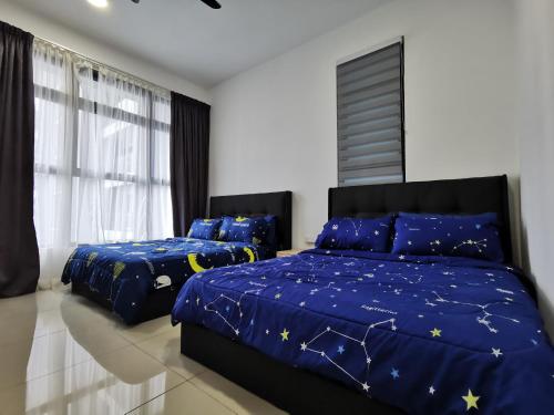 马六甲Thermospace Atlantis C-34-08 Melaka City的一间卧室配有两张带蓝色棉被和星光的床。