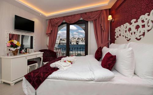 伊斯坦布尔梦幻博斯普鲁斯酒店的酒店客房设有白色的床和窗户。