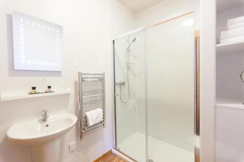 加拉希尔斯鲑鱼宾馆的带淋浴和盥洗盆的白色浴室