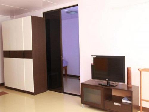 暖武里府Room in Apartment - Near Impact Challenger Bangkok Thailand can walk的客厅配有餐桌上的平面电视