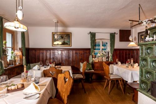 圣吉尔根巴森豪索乡村酒店&餐厅的用餐室设有桌椅和木墙