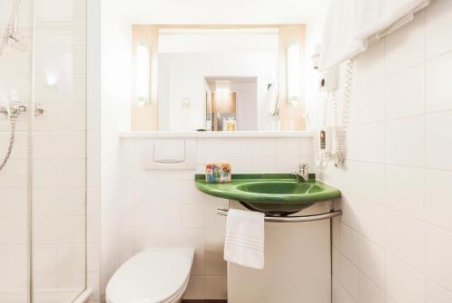格拉茨宜必思格拉茨酒店的一间带绿色水槽和卫生间的浴室
