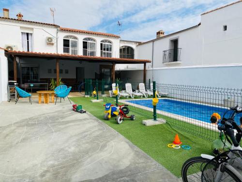 TorremochaCASA RURAL VALLE SECRETO的一个带游泳池和房子的后院
