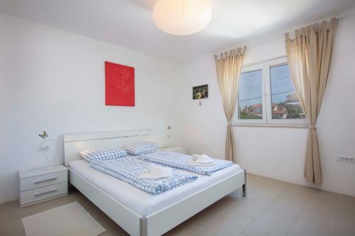 利纳迪奇Vila More&More的一间卧室设有一张床和一个窗口