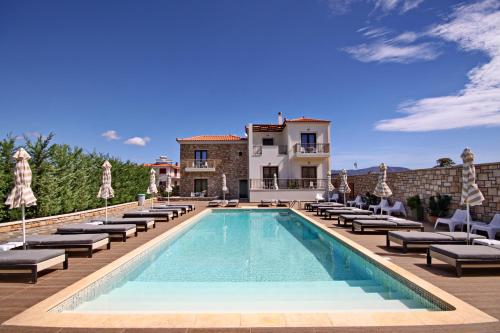 Elafonisos Resort内部或周边的泳池