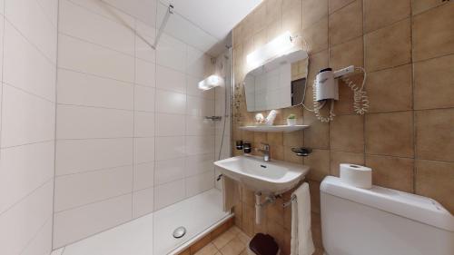马里勒格兰德都格兰德 - 普瑞酒店的白色的浴室设有水槽和卫生间。