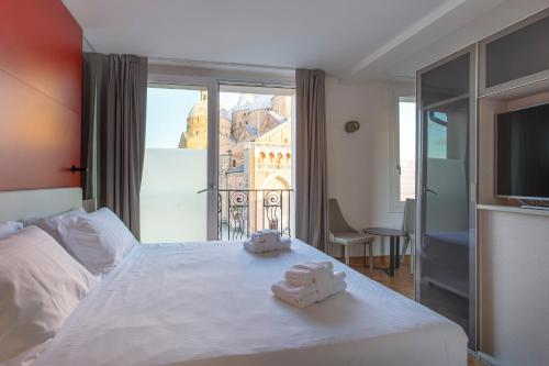 帕多瓦Padova Suites C20的一间卧室配有一张床,上面有两条毛巾