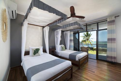 MarumbiKena Beach Villas的海景客房 - 带两张床