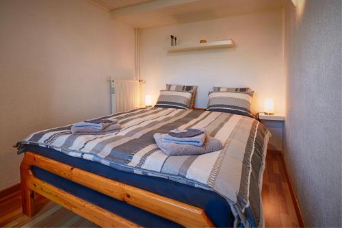 VendlincourtChez Marie-Claude的一间卧室配有一张大床和毛巾