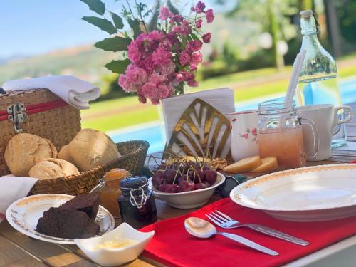 PesoLugar nas Estrelas的一张野餐桌,里面放着食物、面包和鲜花