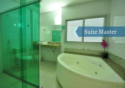 戈亚尼亚布里斯旅馆酒店的带浴缸、盥洗盆和卫生间的浴室