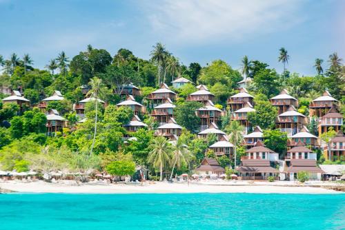 皮皮岛Phi Phi The Beach Resort- SHA Certified的海滩边的度假胜地