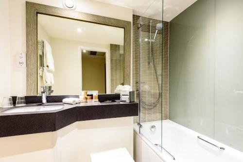 朴次茅斯假日朴茨茅斯酒店的一间带水槽和淋浴的浴室